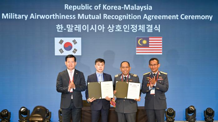 21일 ‘한·말레이시아 군용항공기 감항인증 상호인정’ 체결식에서 석종건(맨 왼쪽) 방위사업청장을 비롯한 양국 주요 관계자들이 기념사진을 찍고 있다. 방사청 제공