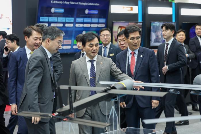 안규백 장관, 서울 ADEX 2025 현장 찾아 “국방력은 경제의 원동력” 안규백 국방부 장관이 21일 경기 고양시 킨텍스에서 열린 ‘서울 국제 항공우주 및 방위산업 전시회 2025(서울 ADEX 2025)’에 전시된 무인 무기체계를 살펴보고 있다. 안 장관은 이날 국산 무기체계와 기술 개발 동향을 관심 있게 살펴봤다. 특히 중소기업 기술관에서 관계자들과 많은 대화를 나누면서 국산화 기술을 무기체계에 적용하는 방안 등에 관한 의견을 들었다. 안 장관은 “국방력이 우리 경제의 원동력이다. K방산이 꽃을 피울 때 대한민국 국방력 강화뿐만 아니라 대한민국 방산 파트너 국가의 국방력도 강화된다”며 “ADEX는 세계 세 번째 규모로 호혜적인 방산 비즈니스에 새로운 기회를 여는 역사적 이정표가 될 것”이라고 말했다. 이윤청 기자