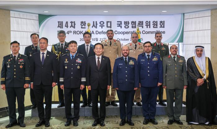 이두희(앞줄 왼쪽 넷째) 국방부 차관이 21일 열린 제4차 한·사우디 국방협력위원회에서 파야드 빈 하메드 알 루와일리(앞줄 오른쪽 넷째) 사우디아라비아 총참모장 등 주요 참석자들과 기념사진을 찍고 있다. 한재호 기자