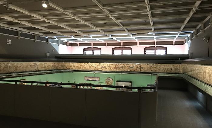 11세기 노르만의 잉글랜드 정복을 이끈 ‘정복왕 윌리엄’의 원정 출발부터 국왕 즉위까지 일련의 과정을 담은 자수 작품인 ‘바이외 태피스트리’. 길이 68.3ｍ, 폭 50㎝의 거대한 작품으로 프랑스 노르망디지방 소도시 바이외의 바이외박물관이 소장하고 있다. 필자 제공