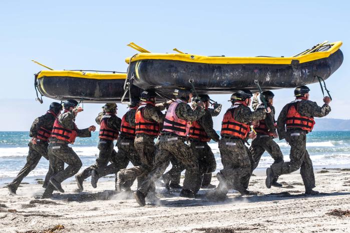 미 해군 특수부대 네이비실(Navy SEALs)의 ‘지옥주(Hell Week)’ 훈련 모습. 지옥주 훈련은 정신과 육체를 한계로 몰아넣을 정도로 혹독하다. 그러나 이런 훈련을 통해 보고자 하는 것은 ‘포기하지 않는 정신력’과 ‘팀워크’다. 극한 상황에 처할 때 생존에 필요한 가장 중요한 요소이기 때문이다. 출처=미 해군 홈페이지