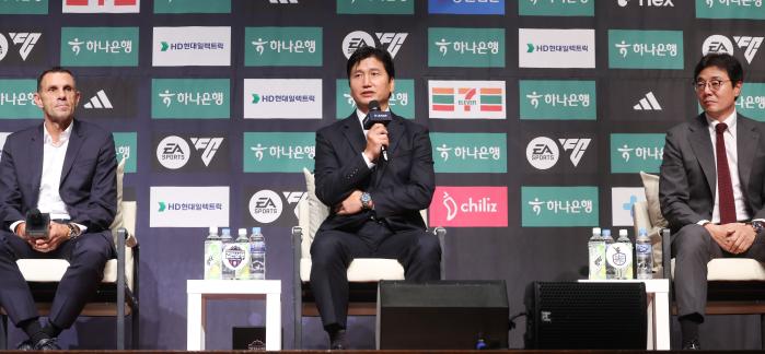 김천 상무 FC 정정용(가운데) 감독이 22일 서울 마포구 누리꿈스퀘어에서 열린 K리그1 2025 파이널라운드 미디어데이에서 출사표를 밝히고 있다. 연합뉴스