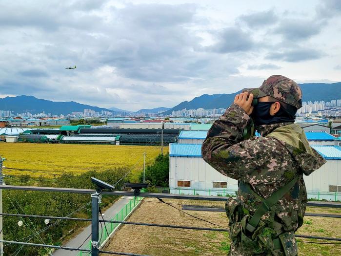 육군53보병사단 기동대대 장병이 ‘2025 아시아태평양경제협력체(APEC) 정상회의’를 대비해 열린 대침투·대테러 종합훈련 중 주변을 경계하고 있다. 부대 제공