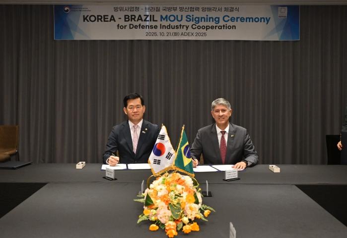 석종건(왼쪽) 방위사업청장과 에랄두 루이즈 호드리게스 브라질 국방부 방산실장이 21일 ‘방위사업청-브라질 국방부 방산협력 양해각서’에 서명하고 있다. 방사청 제공