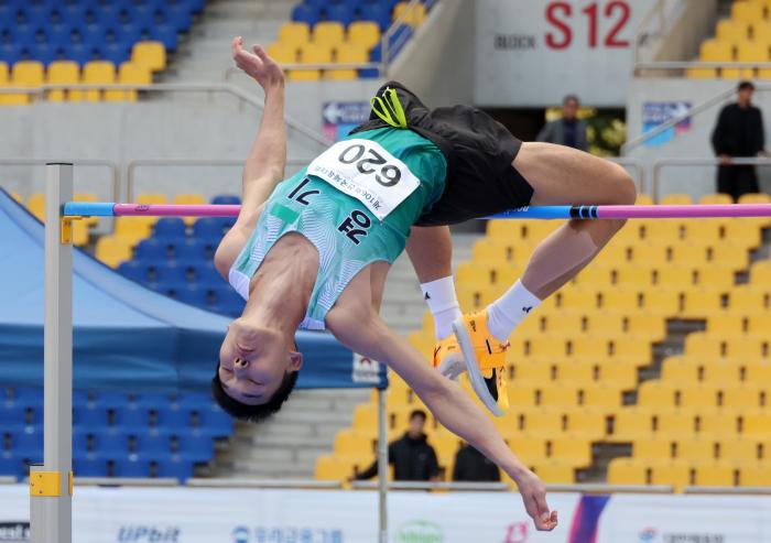 22일 부산 아시아드주경기장서 열린 제106회 전국체육대회 육상 남자 일반부 높이뛰기에서 우상혁이 2차 시기에서 2m 20을 가볍게 넘고 있다. 연합뉴스