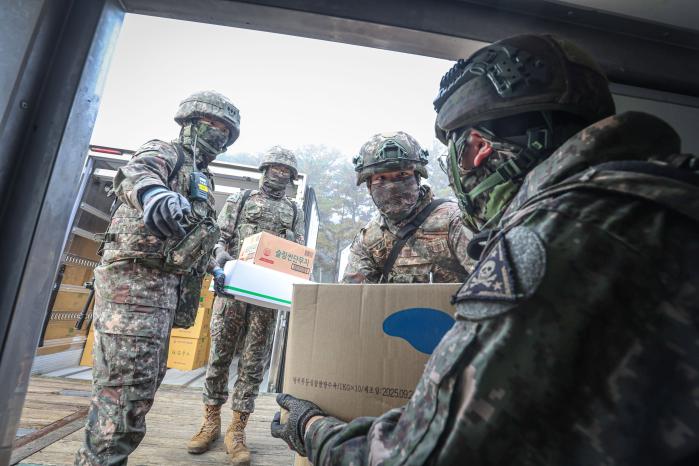 육군3보병사단 장병들이 22일 열린 야전 부식분배 훈련 중 부식 수령 절차를 숙달하고 있다. 사진 제공=이도선 상사