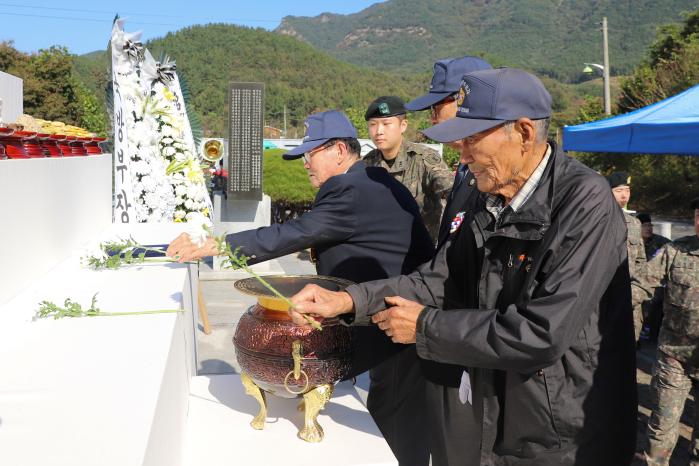 육군32보병사단이 22일 논산시 대둔산 참전유공자탑에서 개최한 6·25전쟁 전사자 유해발굴 개토식에서 참전 유공자들이 헌화를 하고 있다. 부대 제공