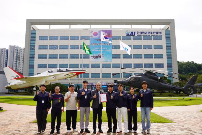 KAI 관계자들이 국제 항공 소프트웨어 표준 ‘DO-330 Level5’ 인증 획득 후 기념촬영 하고 있다. KAI 제공