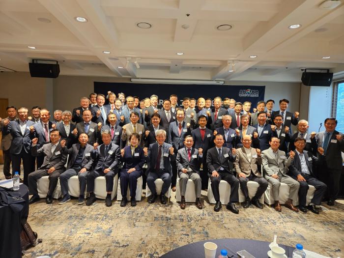 대한민국육군협회 지상군연구소가 22일 서울 용산구 전쟁기념관에서 개최한 ‘2025년 2차 AROKA 고위 리더십 안보포럼’에서 권오성(앞줄 왼쪽 다섯째) 육군협회장 등 주요 참석자들이 기념사진을 찍고 있다. 육군협회 제공