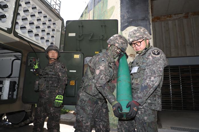 육군5포병여단이 23일 군단 동시통합훈련과 연계해 진행한 예비군 동원훈련에서 현역과 예비군이 탄약 재보급 훈련을 하고 있다. 부대 제공