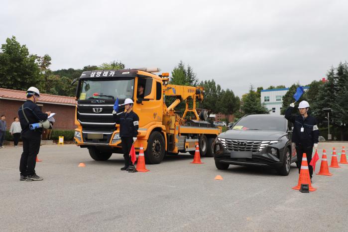 육군50보병사단이 22일 실시한 자원동원훈련에서 장병들이 차량을 소집하는 절차를 숙달하고 있다. 부대 제공