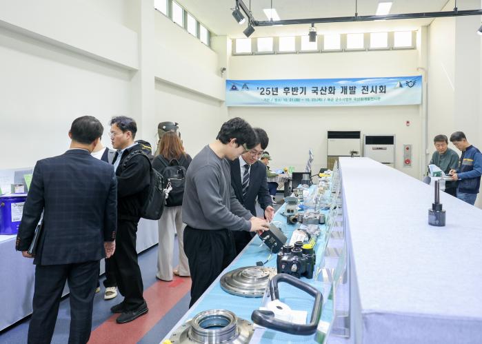 육군군수사령부가 21~23일 개최한 2025 후반기 국산화 개발 전시회에서 참가자들이 전시품을 관람하고 있다. 부대 제공
