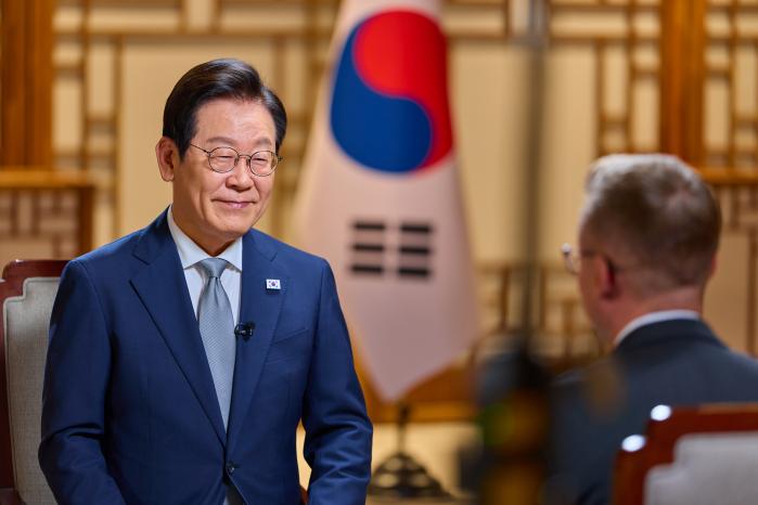 이재명 대통령이 22일 용산 대통령실 자유홀에서 CNN과 인터뷰를 하고 있다. 대통령실 제공