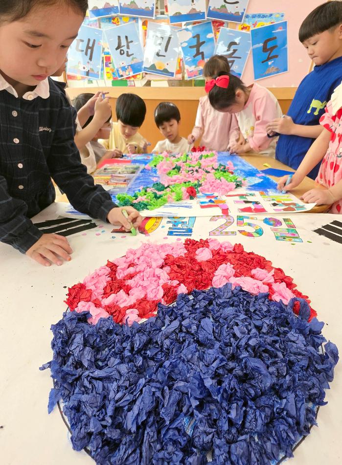 독도의 날을 이틀 앞둔 23일 오전 광주 북구청어린이집에서 어린이들이 도화지에 태극기 작품을 만들고 있다. 연합뉴스