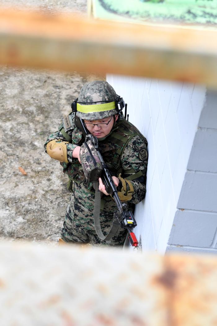 지난 23일 육군56보병사단 용마여단 마일즈 교전훈련에서 현역 장병과 예비군들이 주요 거점을 놓고 공방을 벌이고 있다.