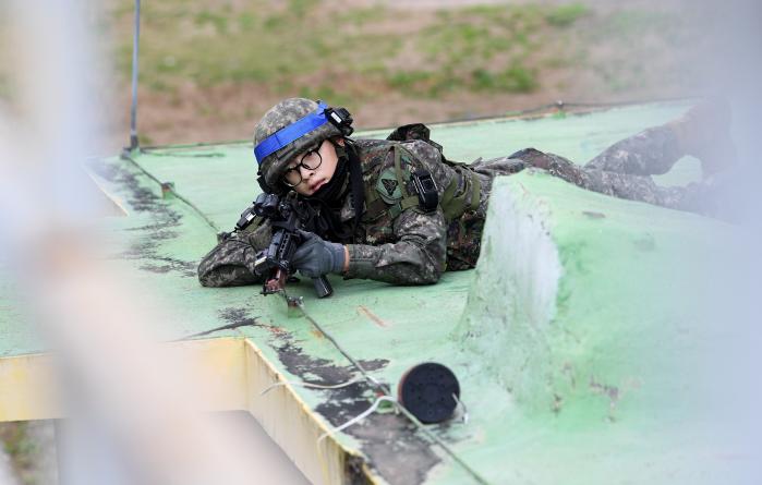 지난 23일 육군56보병사단 용마여단 마일즈 교전훈련에서 현역 장병과 예비군들이 주요 거점을 놓고 공방을 벌이고 있다.