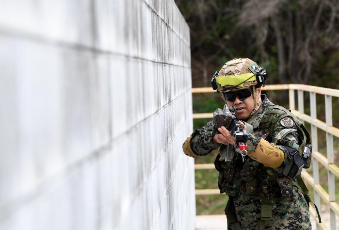 지난 23일 육군56보병사단 용마여단 마일즈 교전훈련에서 현역 장병과 예비군들이 주요 거점을 놓고 공방을 벌이고 있다.