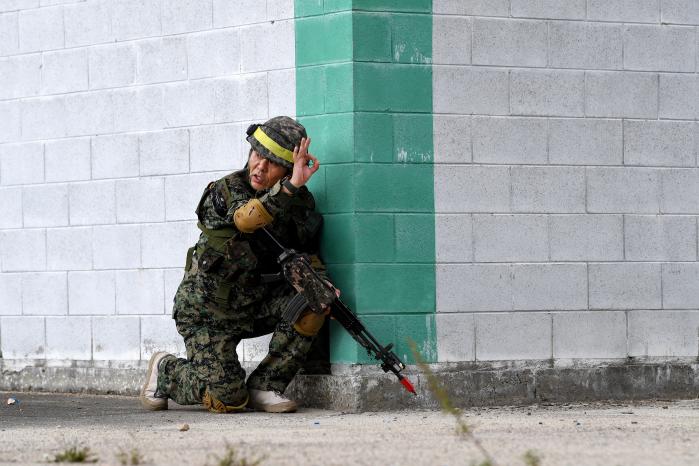 지난 23일 육군56보병사단 용마여단 마일즈 교전훈련에서 현역 장병과 예비군들이 주요 거점을 놓고 공방을 벌이고 있다.