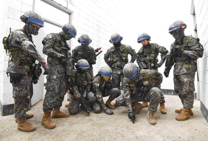 여단 기동중대 장병들이 교전 시작 전 효과적인 방어 방안을 논의하고 있다.