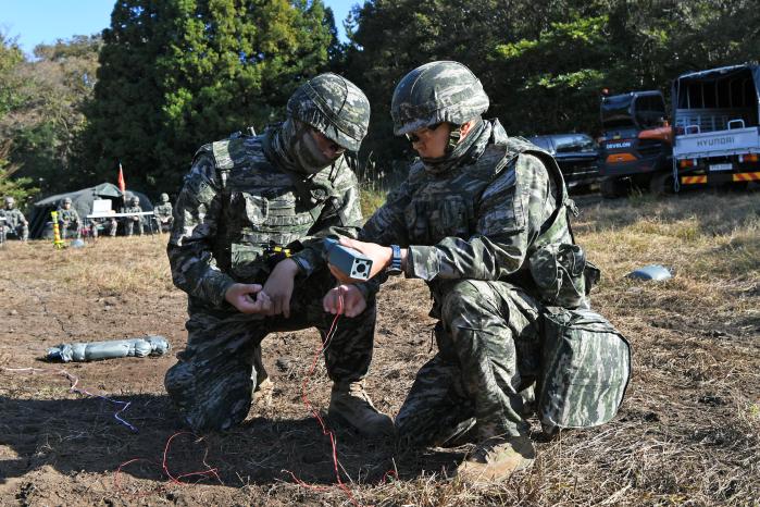 해병대9여단 공병지원대가 제주도 일대에서 실시한 전술훈련에서 장병들이 위험성폭발물 무력화를 위해 보조선과 뇌관 회로를 연결하고 있다. 사진 제공=김가원 하사