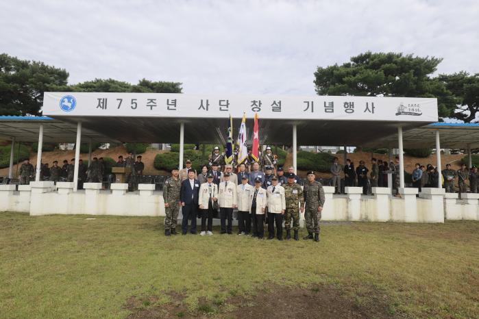육군9보병사단이 지난 24일 개최한 선배 전우 및 사단 전투영웅 유가족 초청행사에서 참석자들이 기념촬영을 하고 있다. 사진 제공=여주미 군무주무관