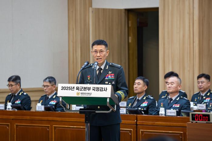 김규하 육군참모총장이 지난 24일 충남 계룡대에서 열린 국회 국방위원회 국정감사에서 의원 질의에 답하고 있다. 한재호 기자