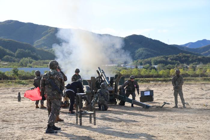 육군73보병사단 현역과 예비전력이 쌍룡훈련 중 포탄사격 훈련에서 105㎜ 견인곡사포 사격을 하고 있다. 부대 제공
