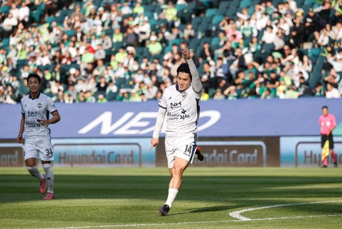 국군체육부대 남자축구팀 이동경 병장이 25일 전주월드컵경기장에서 열린 하나은행 K리그1 2025 34라운드 파이널A 전북 현대 모터스와의 원정 경기에서 골을 넣은 뒤 세리머니를 펼치고 있다. 사진=김천 상무