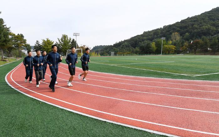 육군52보병사단 기동대대 장병들이 지난 21일 인조잔디와 육상 트랙이 조성된 연병장에서 뜀걸음을 하고 있다. 사단은 '공간력'을 전투력 창출의 핵심 요소로 인식하고 지속적인 공간 혁신을 끌어내고 있다.