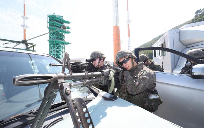 육군31보병사단 장병들이 국가중요시설 합동·방호대테러훈련에서 사주경계를 하는 모습
