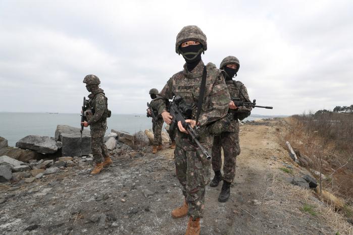 육군32보병사단 장병들이 해안선 수색정찰을 하는 모습.