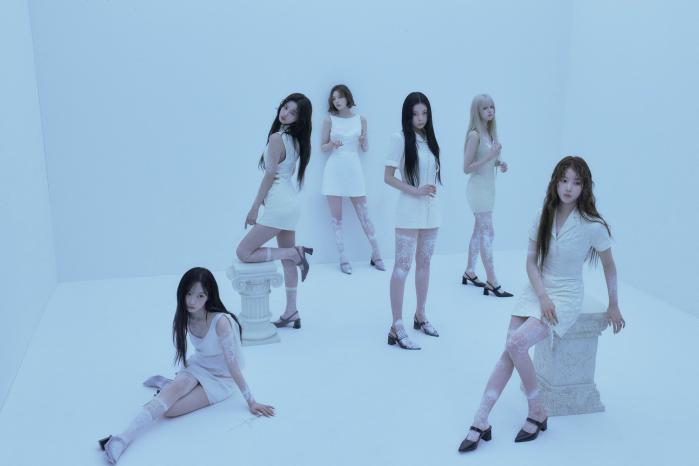 걸그룹 엔믹스의 정규앨범 ‘블루 밸런타인’ 콘셉트 포토.