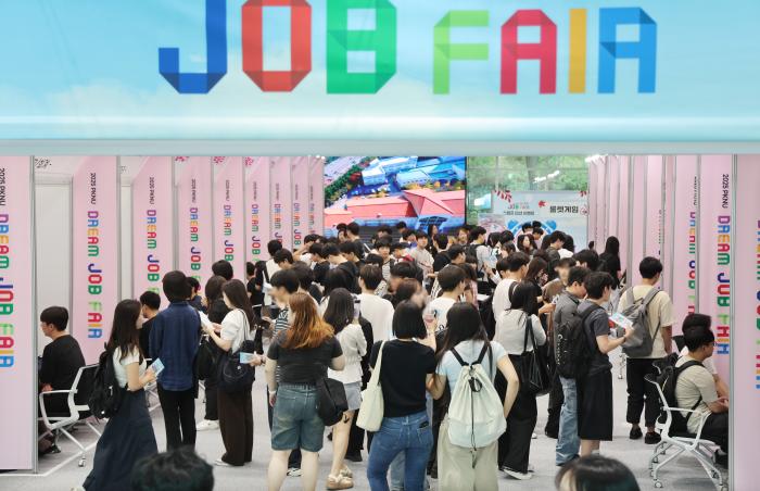 일자리·취업박람회가 전국 곳곳에서 열리고 있다. 지난 10일 부산 부경대에서 열린 취업박람회 ‘PKNU 드림 잡 페어’에서 취업준비생들이 기업 인사담당자와 채용 상담을 하는 모습. 연합뉴스