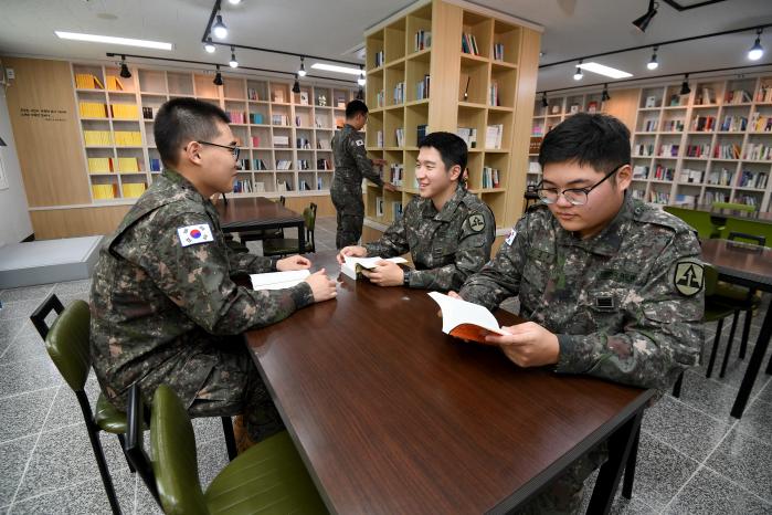 장병들이 병영도서관에서 독서하며 이야기를 나누고 있다.
