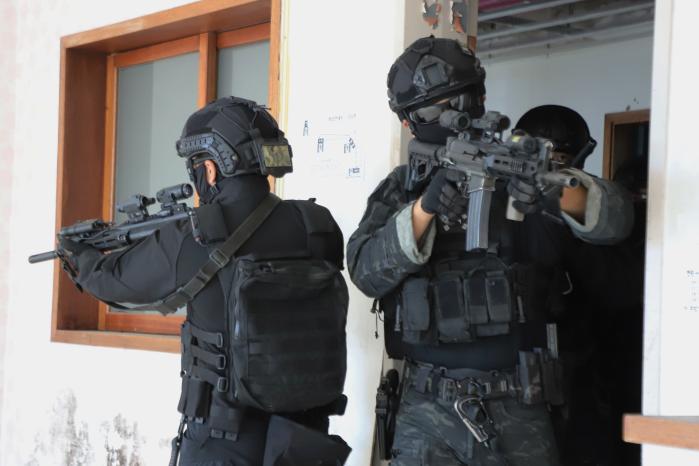 육군39보병사단 군사경찰대 장병과 경남경찰청 경찰특공대 대원들이 합동 대테러 종합훈련 중 내부 소탕 절차를 숙달하고 있다. 부대 제공