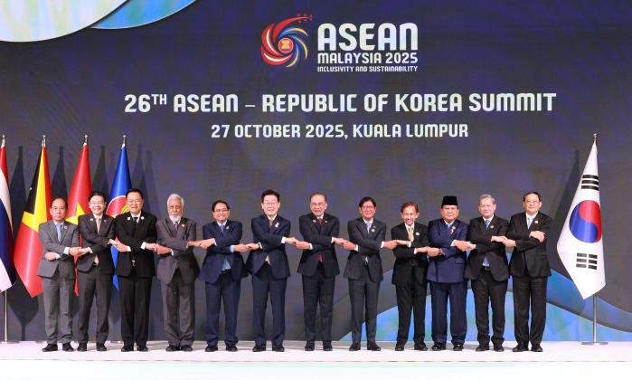 이재명(왼쪽 여섯째) 대통령이 27일 말레이시아 쿠알라룸푸르에서 열린 한·아세안 정상회의에서 각국 정상들과 손을 맞잡고 기념사진을 찍고 있다. 연합뉴스