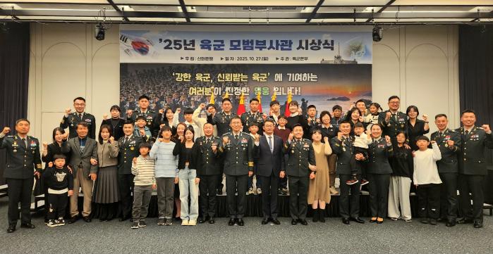 27일 서울 용산구 로카우스 호텔에서 열린 육군 모범부사관 시상식에서 수상 장병과 가족들이 파이팅을 외치고 있다. 육군 제공