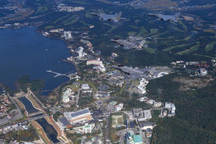27일 ‘2025 아시아태평양경제협력체(APEC) 정상회의’ 주간이 시작된 가운데 우리 공군 F-35A·F-15K로 구성된 편대가 행사가 열리는 경북 경주시 화백컨벤션센터(HICO) 일대 상공에서 공중전투초계 임무를 수행하고 있다. 이날 F-15K 조종사로 초계 임무를 맡은 윤형섭 대위는 “APEC 정상회의로 오시는 하늘길은 대한민국 공군이 철통같이 지키겠다”며 “APEC의 성공을 공군인 모두가 기원한다”고 밝혔다.  공군 제공