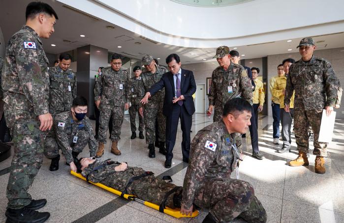 안규백 국방부 장관이 28일 서울 용산구 국방부에서 실시된 ‘국방부·합참 합동 화재 대응훈련’ 중 장병들의 재난 대응태세를 확인하고 있다. 이날 훈련은 민·군 소방팀의 통합 위기관리체계를 점검·발전하기 위해 마련됐다. 한재호 기자