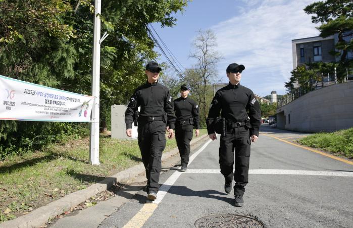 육군2작전사령부 장병들이 27일 APEC 정상회의 경호·경비작전 중 기동순찰을 하며 작전지역 내 위험요소를 확인하고 있다. 부대 제공