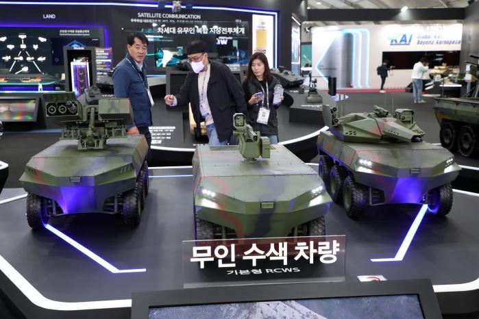‘서울 국제 항공우주 및 방위산업 전시회 2023(서울 ADEX 2023)’에서 참석자들이 무인수색차량을 살펴보고 있다. 조종원 기자