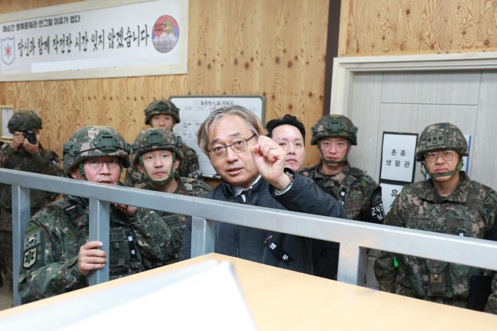 박찬운(가운데) 민·관·군 합동 특별자문위원회 군 사망사고 대책 분과위원장이 28일 육군12보병사단 GOP 부대 소초 상황실 구성을 살펴보고 있다. 국방부 제공