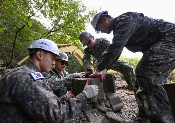 해군1함대가 진행 중인 한미 연합 HA/DR 훈련에서 장병들이 강원 양양군 일대 농수로 보수를 위해 보강토 옹벽을 설치하고 있다. 부대 제공