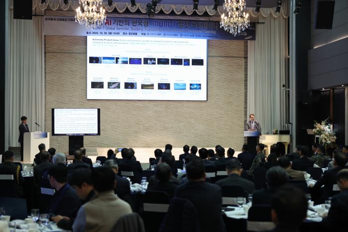 28일 서울 영등포구 공군호텔에서 열린 한국형 AI 산업발전 국제세미나에서 제이슨 브라운 어플라이드 인튜이션(Applied Intuition) 국방총괄이 기조발표를 하고 있다. 이윤청 기자