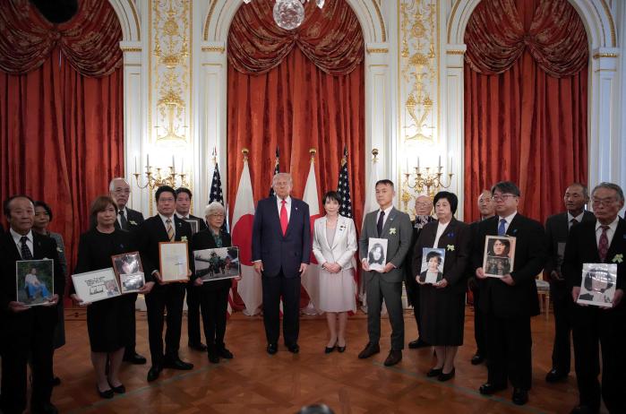 일본을 방문한 트럼프 미국 대통령이 28일 다카이치 사나에 총리와 정상회담 후 일본인 납북 피해자 가족과 기념사진을 찍고 있다. AFP·연합뉴스