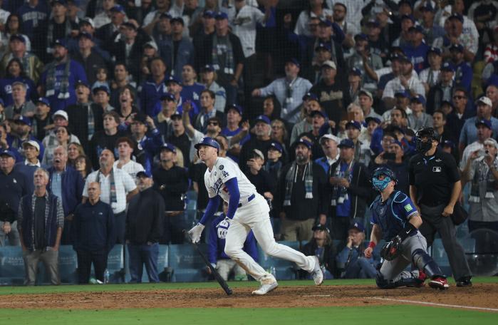 로스앤젤레스 다저스 프레디 프리먼이 28일 미국 캘리포니아주 로스앤젤레스 다저스타디움에서 열린 2025 미국프로야구 메이저리그 월드시리즈 3차전에서 연장 18회말 끝내기 솔로 홈런을 치고 있다. 로이터·연합뉴스