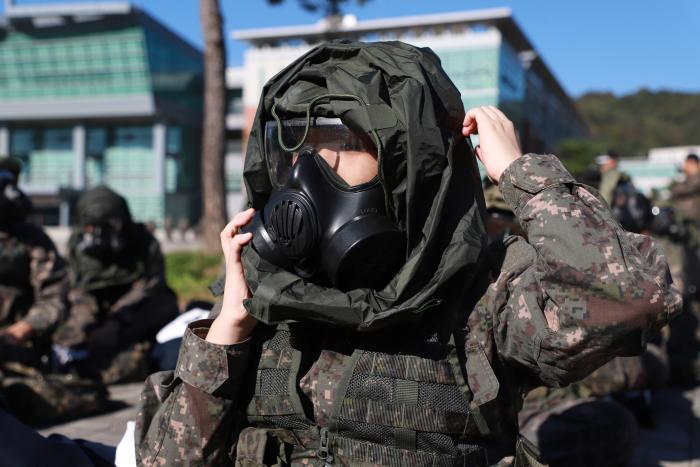 육군학생군사학교가 개최한 전국 한국주니어사관 병영체험 리더십캠프에 참가한 학생이 방독면을 착용하고 있다. 부대 제공