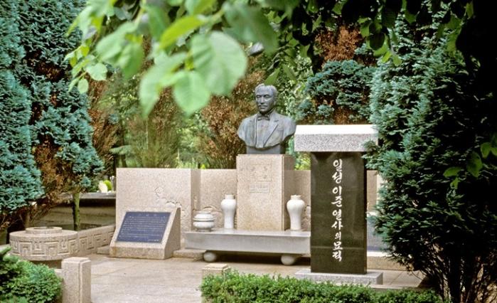 네덜란드 헤이그 뉴 아이큰다우 공동묘지에 이준 열사 흉상과 기념비가 세워져 있다.