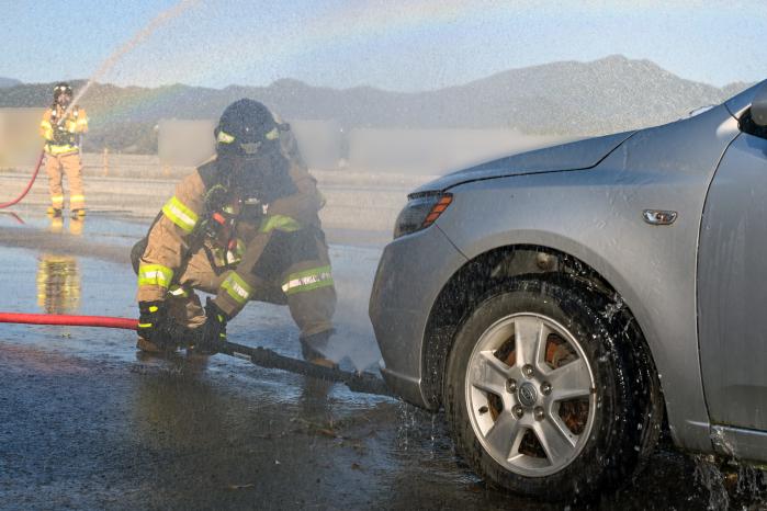 공군16전투비행단 소방중대 화재진압 요원이 하부주입식 관창을 이용해 화재가 난 전기차 배터리를 냉각소화방식으로 진화하고 있다. 부대 제공