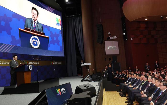 이재명 대통령이 29일 경북 경주예술의전당에서 열린 'APEC CEO(최고경영자) 서밋'에서 특별연설을 하고 있다. 연합뉴스